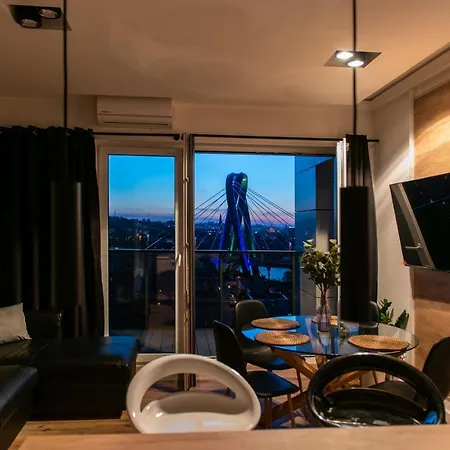 River Towers 公寓 *